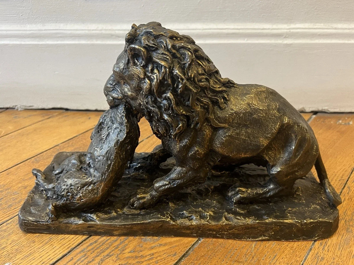 Bronze XIXe signé Fratin – Lion terrassant un sanglier – Sculpture animalière