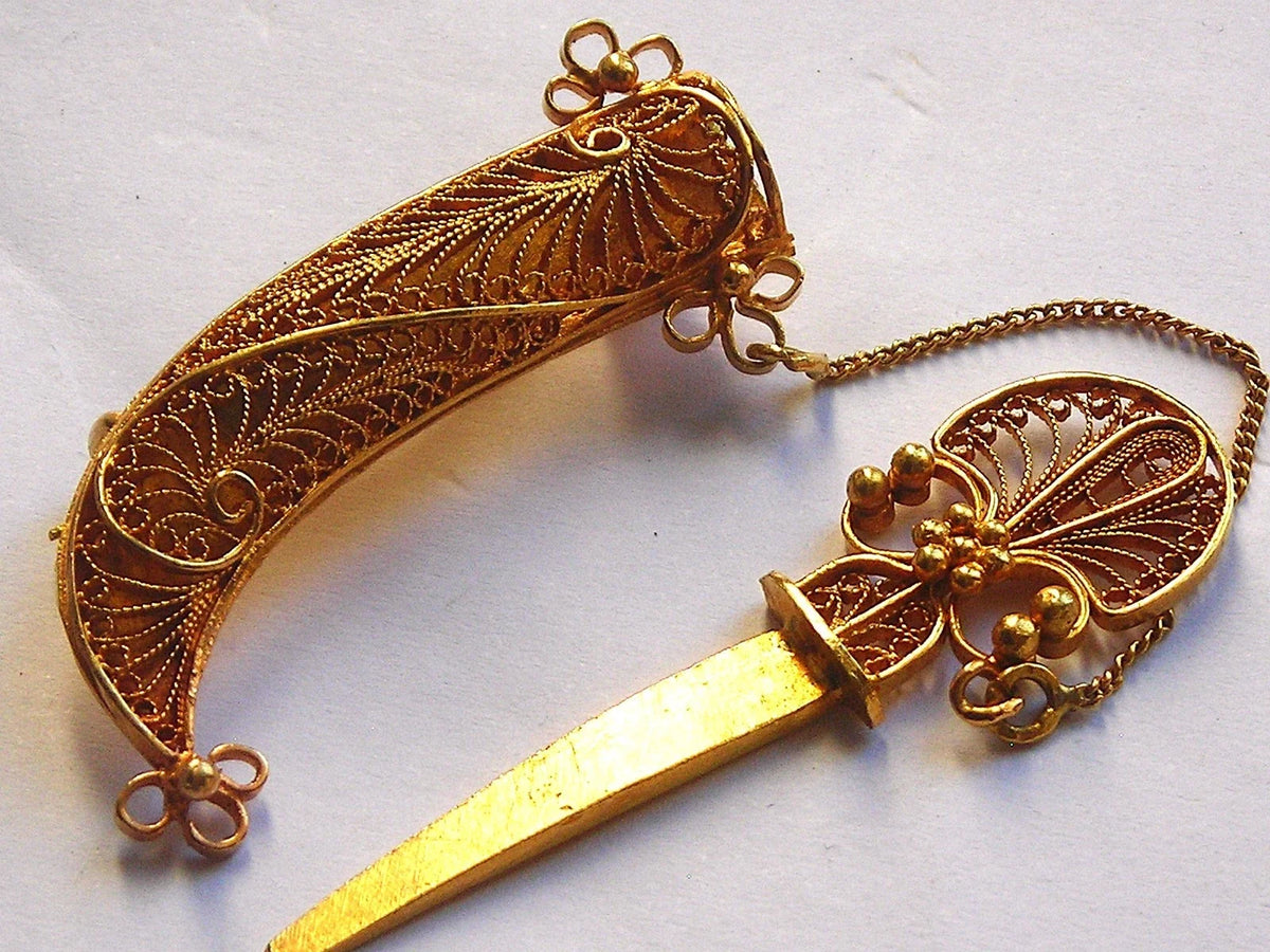 Superbe bijou ancien en OR 18 K ,broche avec couteau et son étui de 10 ,4 g