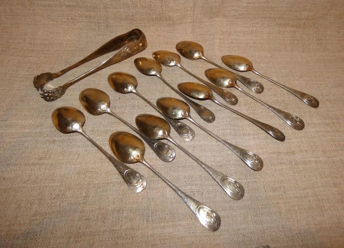 12 petites cuillères et pince à sucre anciennes en argent massif