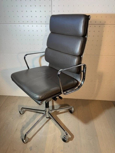 chaise Alu-Chair d'origine, modèle EA 219 Softpad, en cuir marron avec accoudoirs, Vitra.