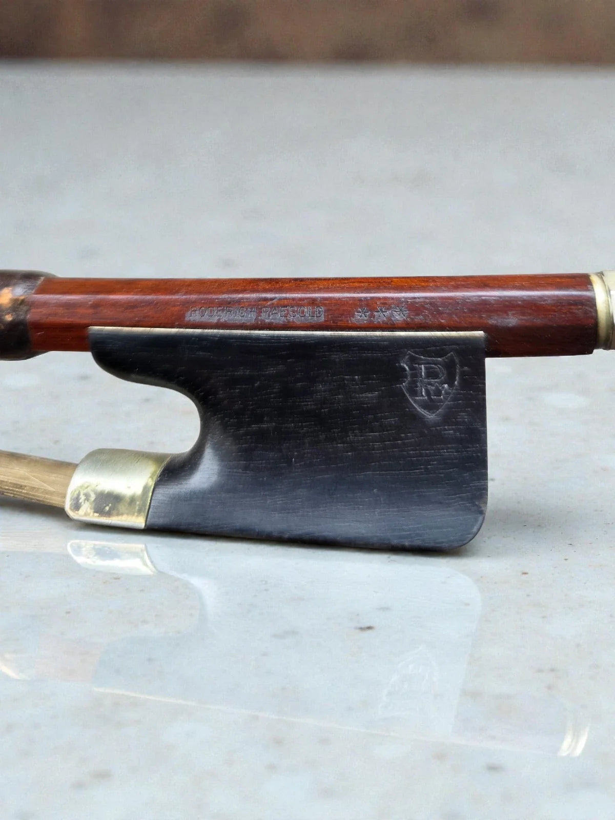 Bel archet ancien pour violoncelle pernambuc, estampillé  roderich paesold