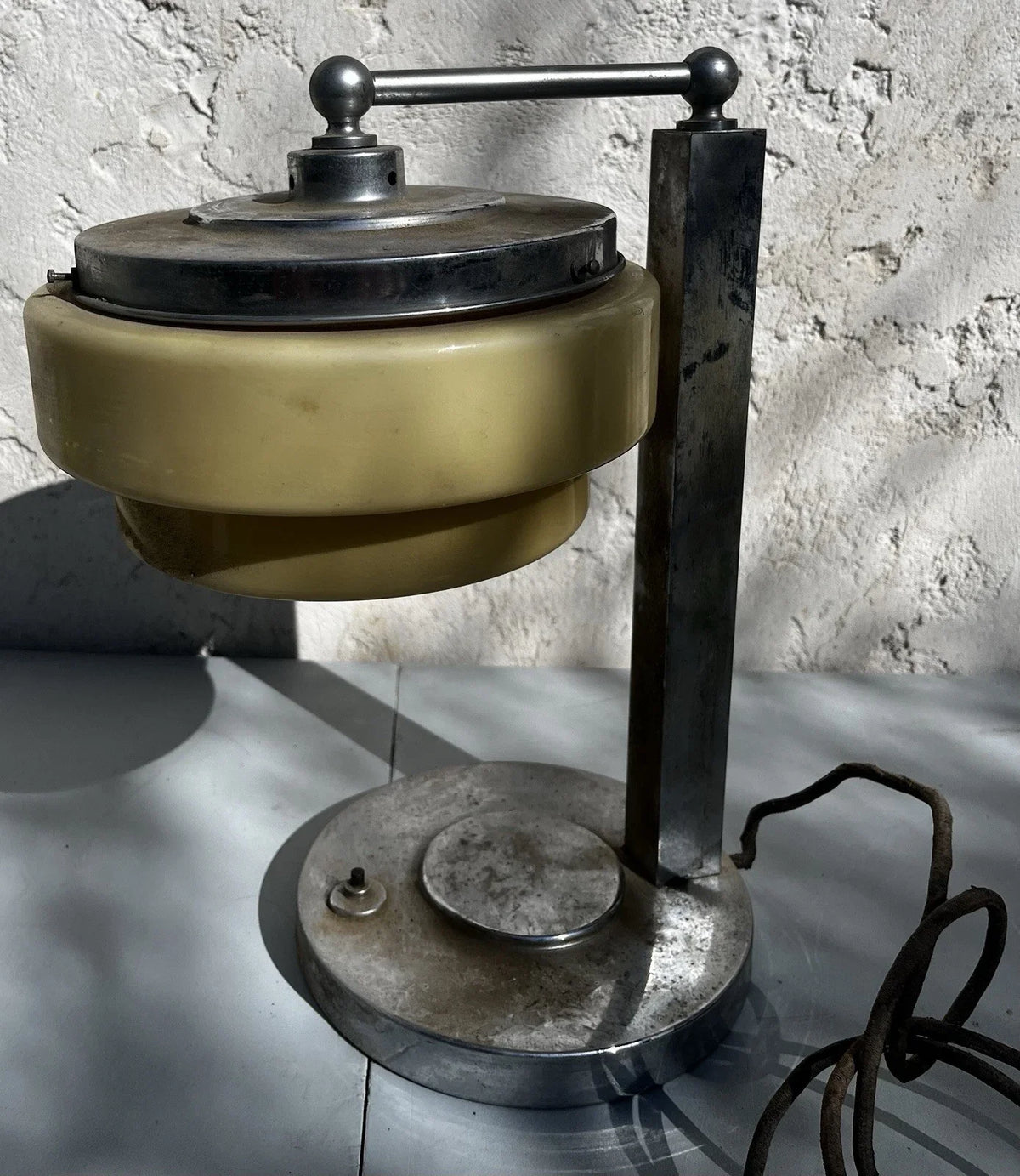 Lampe de bureau  verre opalin métal chromé années 40