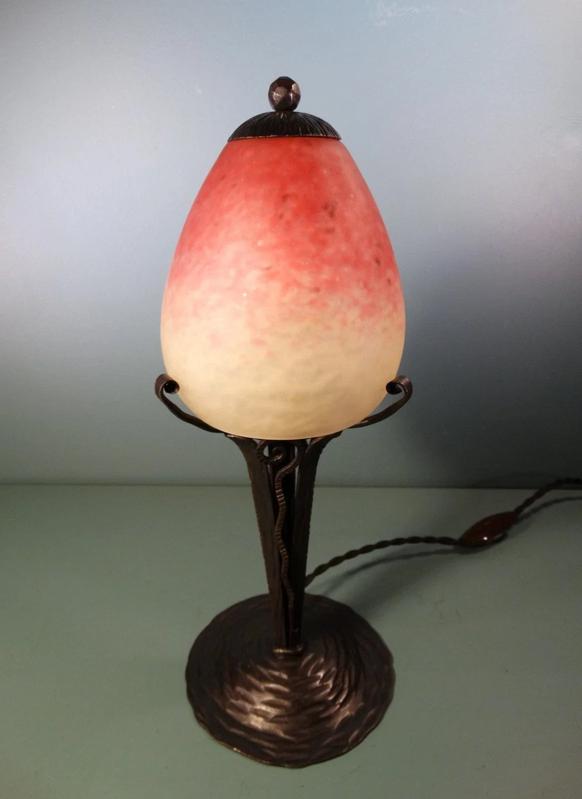 Lampe en fer forgé tulipe pâte de verre. Signé Schneider