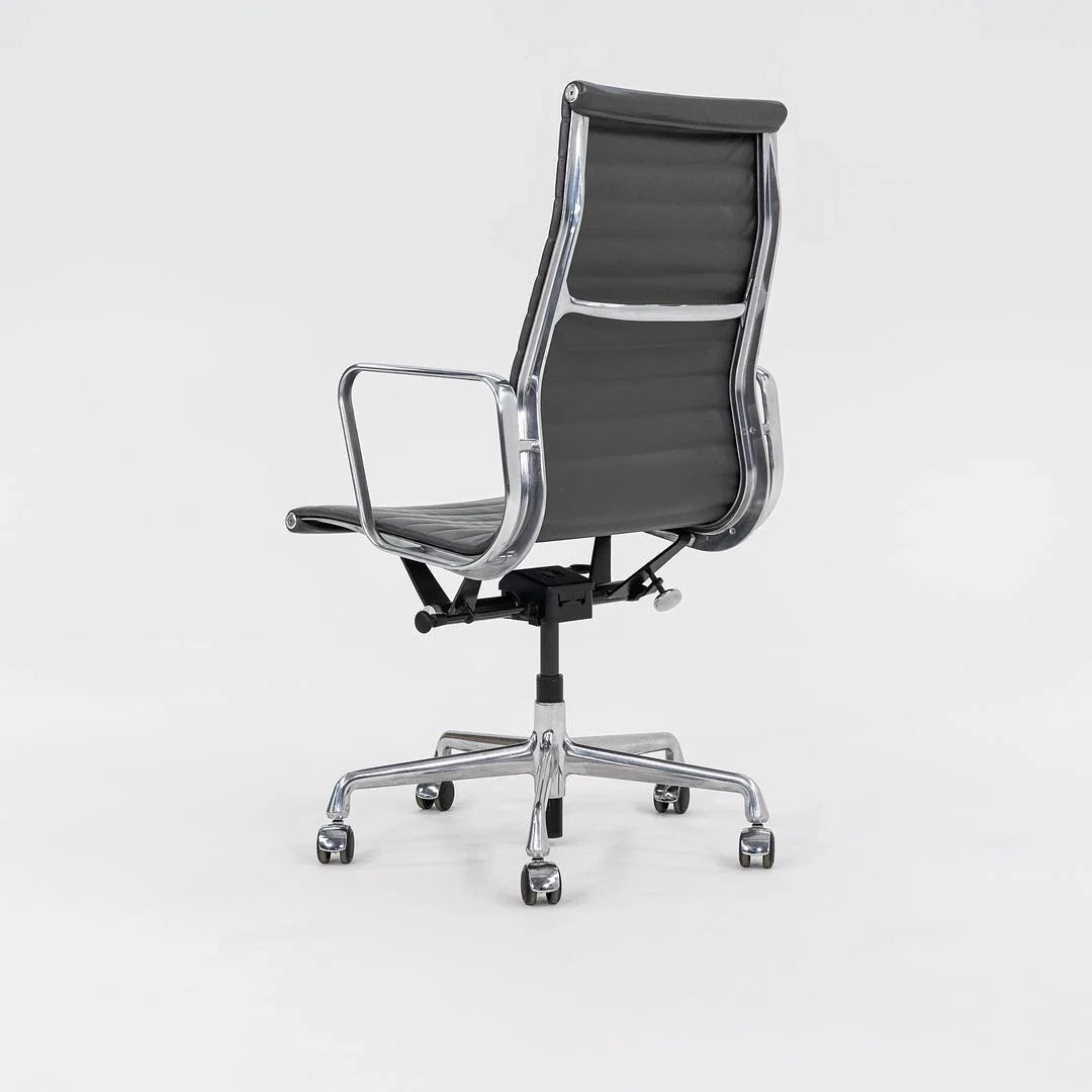 Chaise de bureau exécutive Herman Miller Eames Aluminum Group 2016 en gris