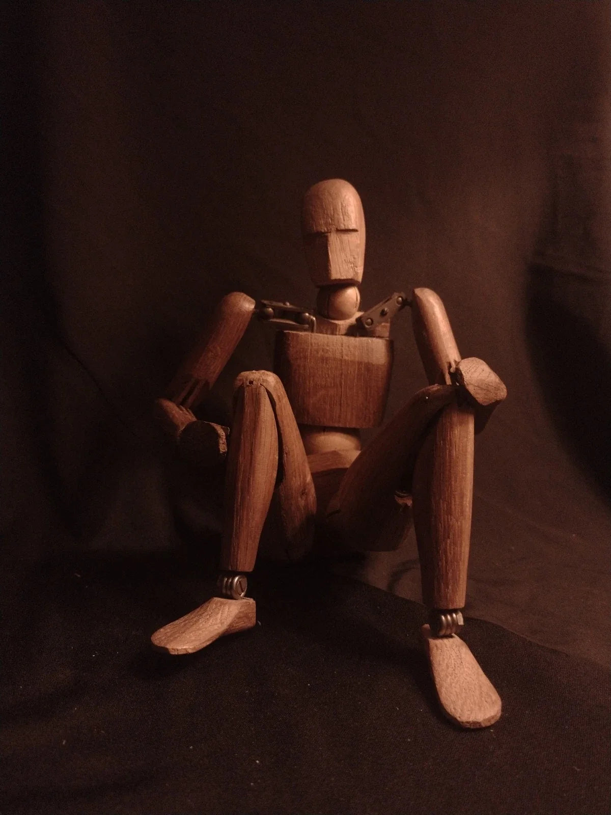 Rare mannequin d’artiste ancien, en bois sculpté et entièrement articulé.