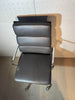 chaise Alu-Chair d'origine, modèle EA 219 Softpad, en cuir marron avec accoudoirs, Vitra.