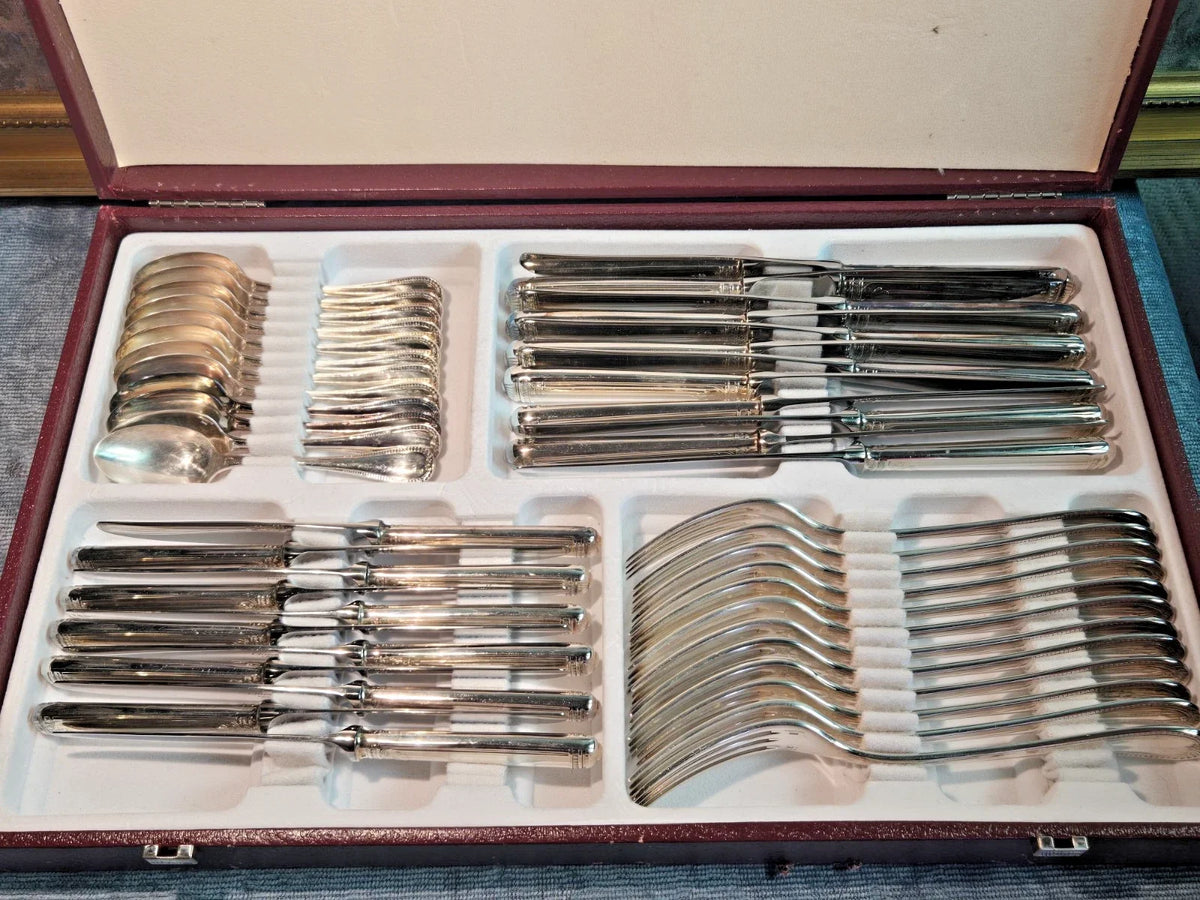 Belle ménagère ancienne en métal argenté CHRISTOFLE  Modèle MALMAISON 47 pièces
