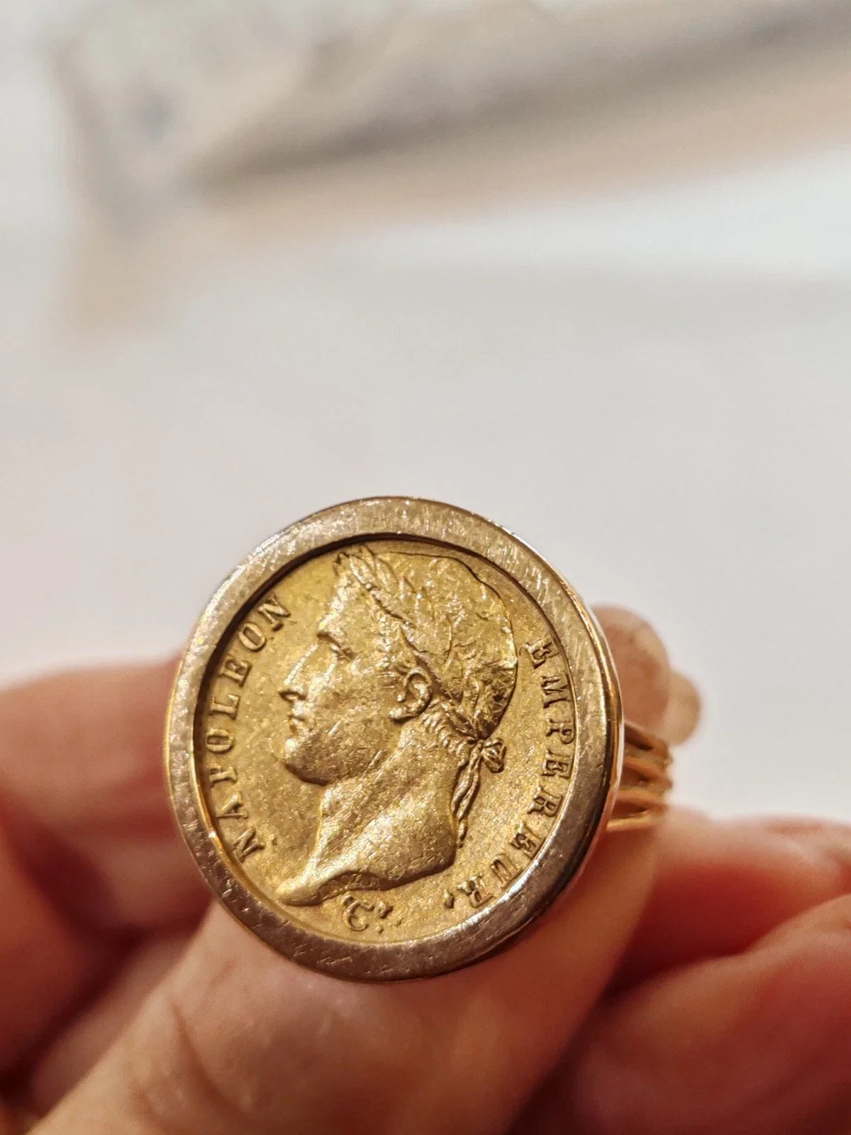 Bague ancienne en or jaune 18 carats avec un Napoléon