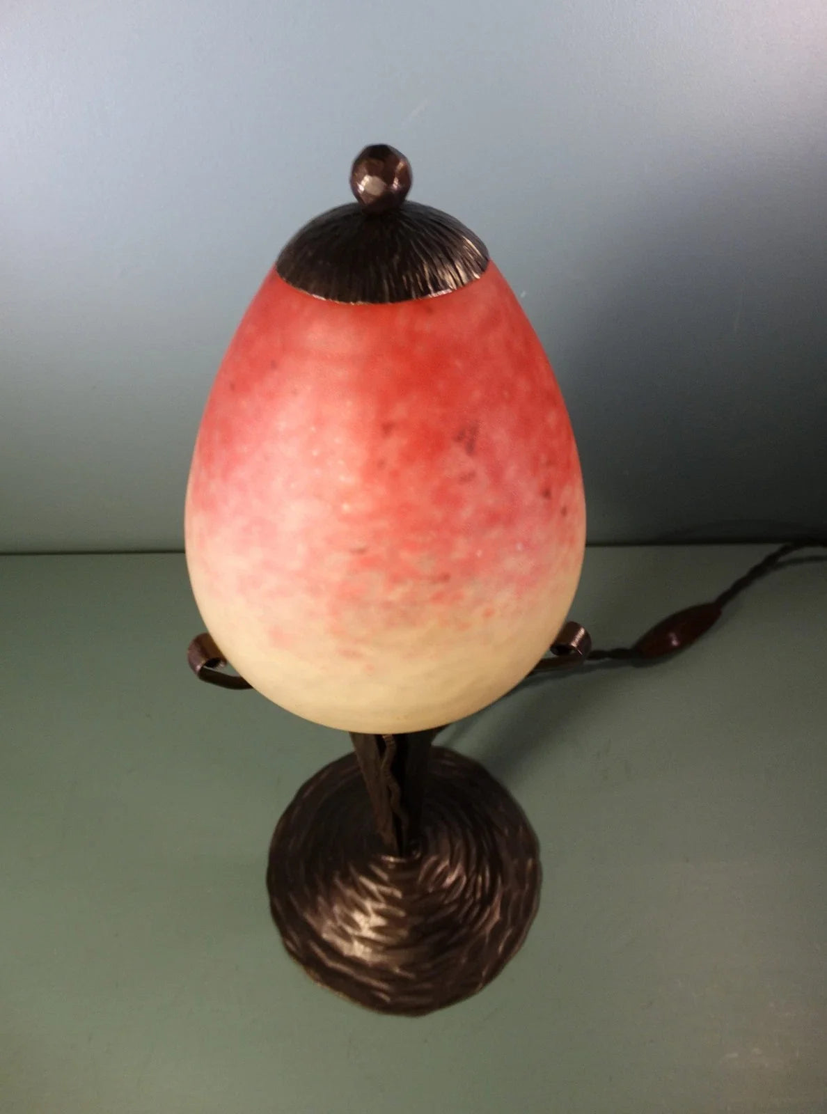 Lampe en fer forgé tulipe pâte de verre. Signé Schneider