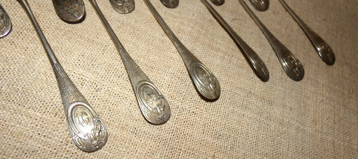 12 petites cuillères et pince à sucre anciennes en argent massif