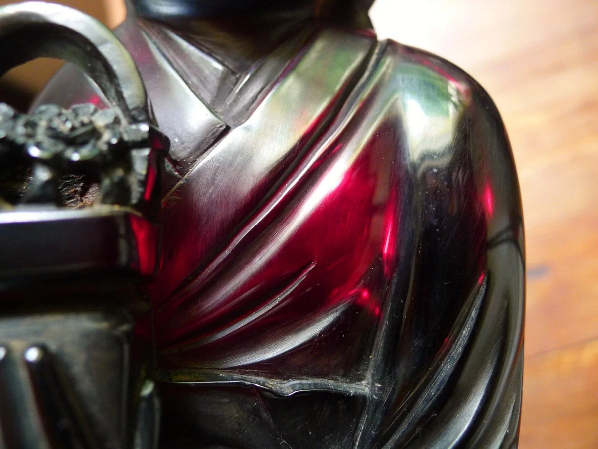 Statue ancienne en bakélite rouge cerise datant du début à milieu du XXe siècle