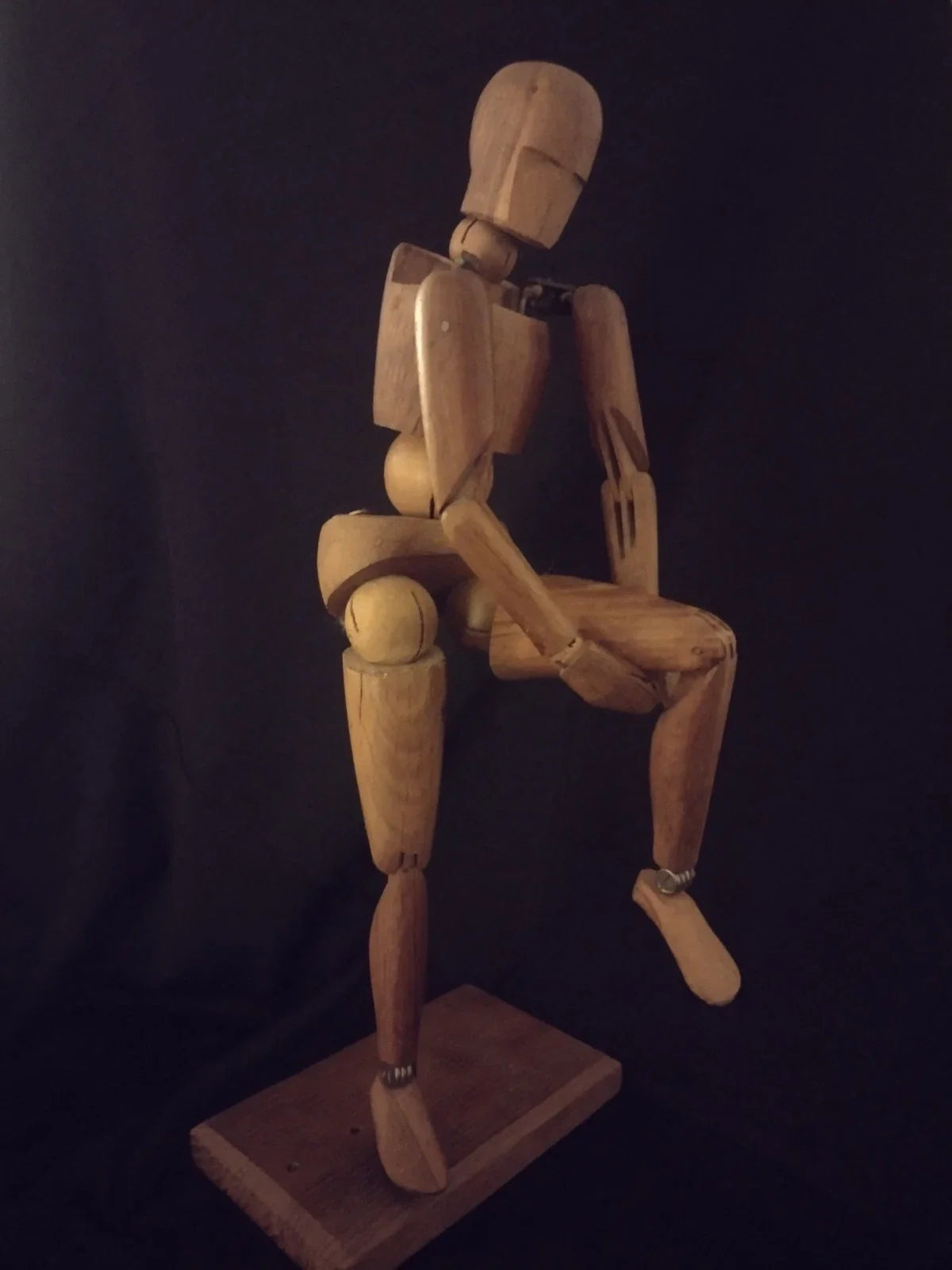 Rare mannequin d’artiste ancien, en bois sculpté et entièrement articulé.