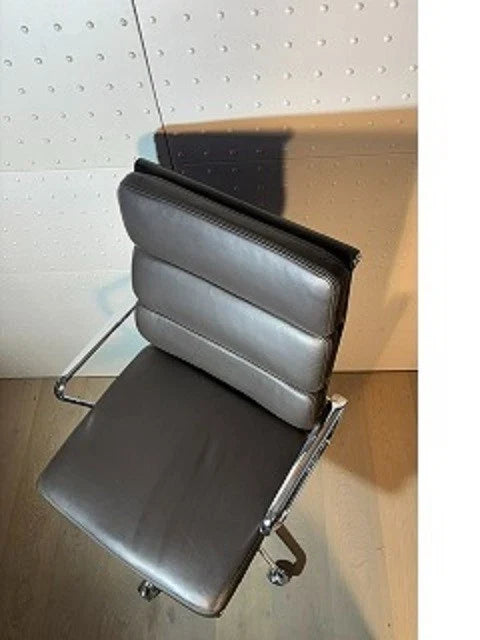 chaise Alu-Chair d'origine, modèle EA 219 Softpad, en cuir marron avec accoudoirs, Vitra.