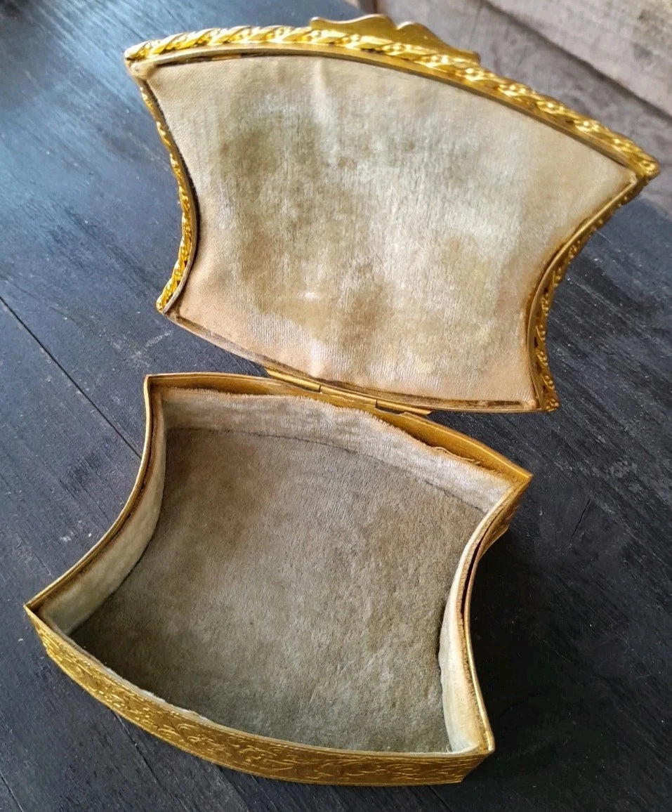 Ancienne boîte à bijoux capitonnée bronze ou laiton médaillon signé peinture