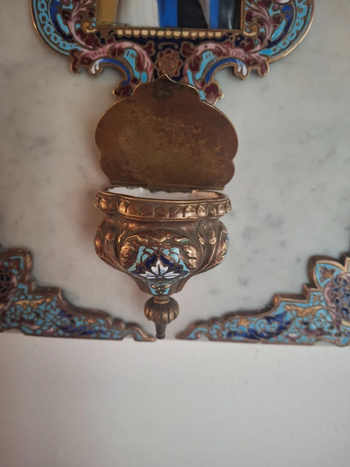 Bénitier mural XIXe siècle en marbre, bronze, doré et émaux cloisonnés