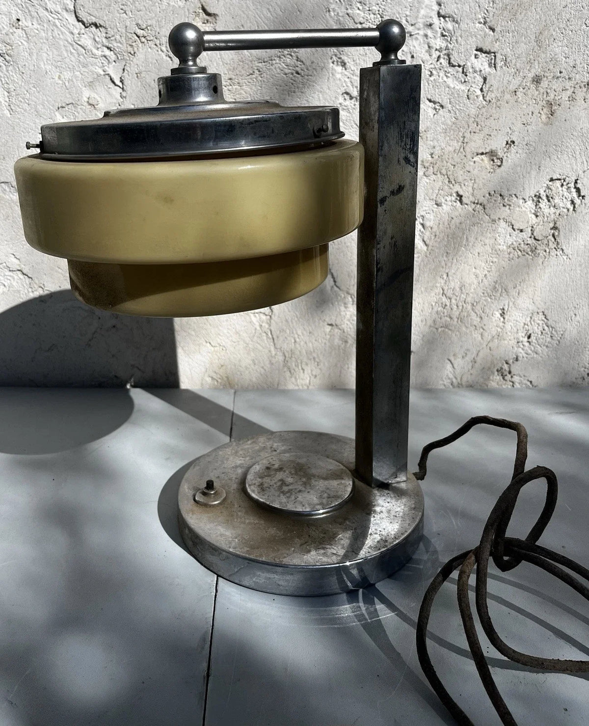 Lampe de bureau  verre opalin métal chromé années 40