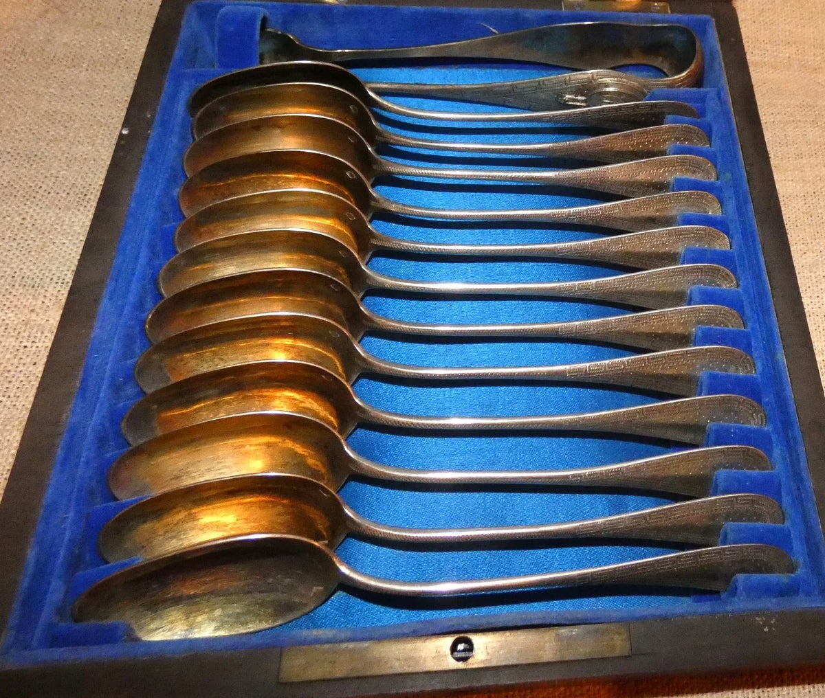 12 petites cuillères et pince à sucre anciennes en argent massif