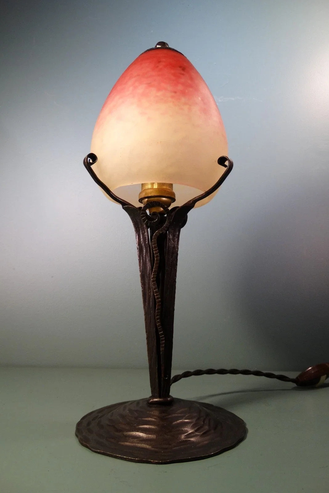 Lampe en fer forgé tulipe pâte de verre. Signé Schneider