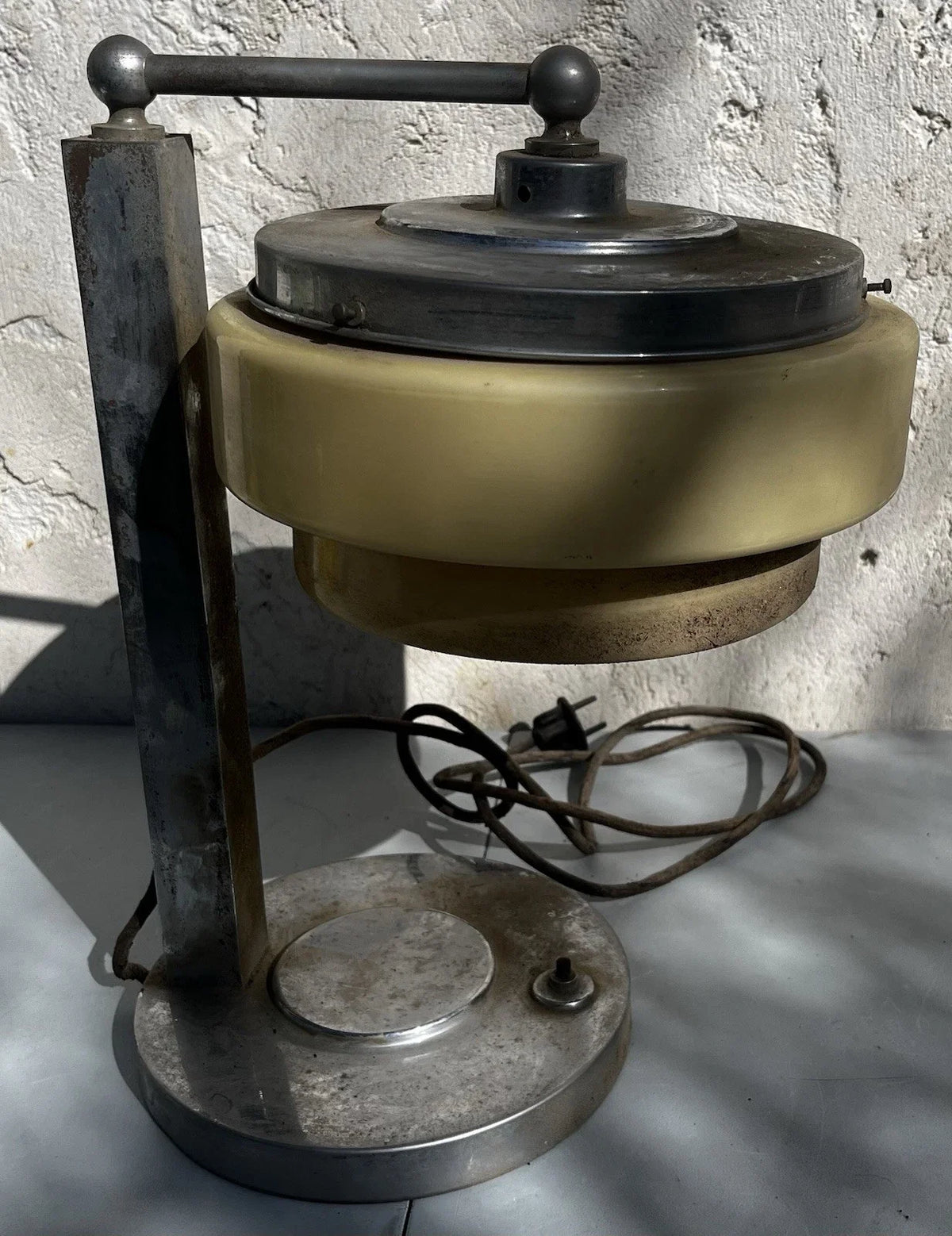 Lampe de bureau  verre opalin métal chromé années 40