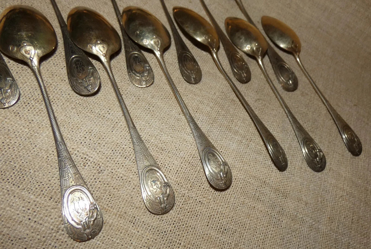 12 petites cuillères et pince à sucre anciennes en argent massif