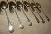 12 petites cuillères et pince à sucre anciennes en argent massif