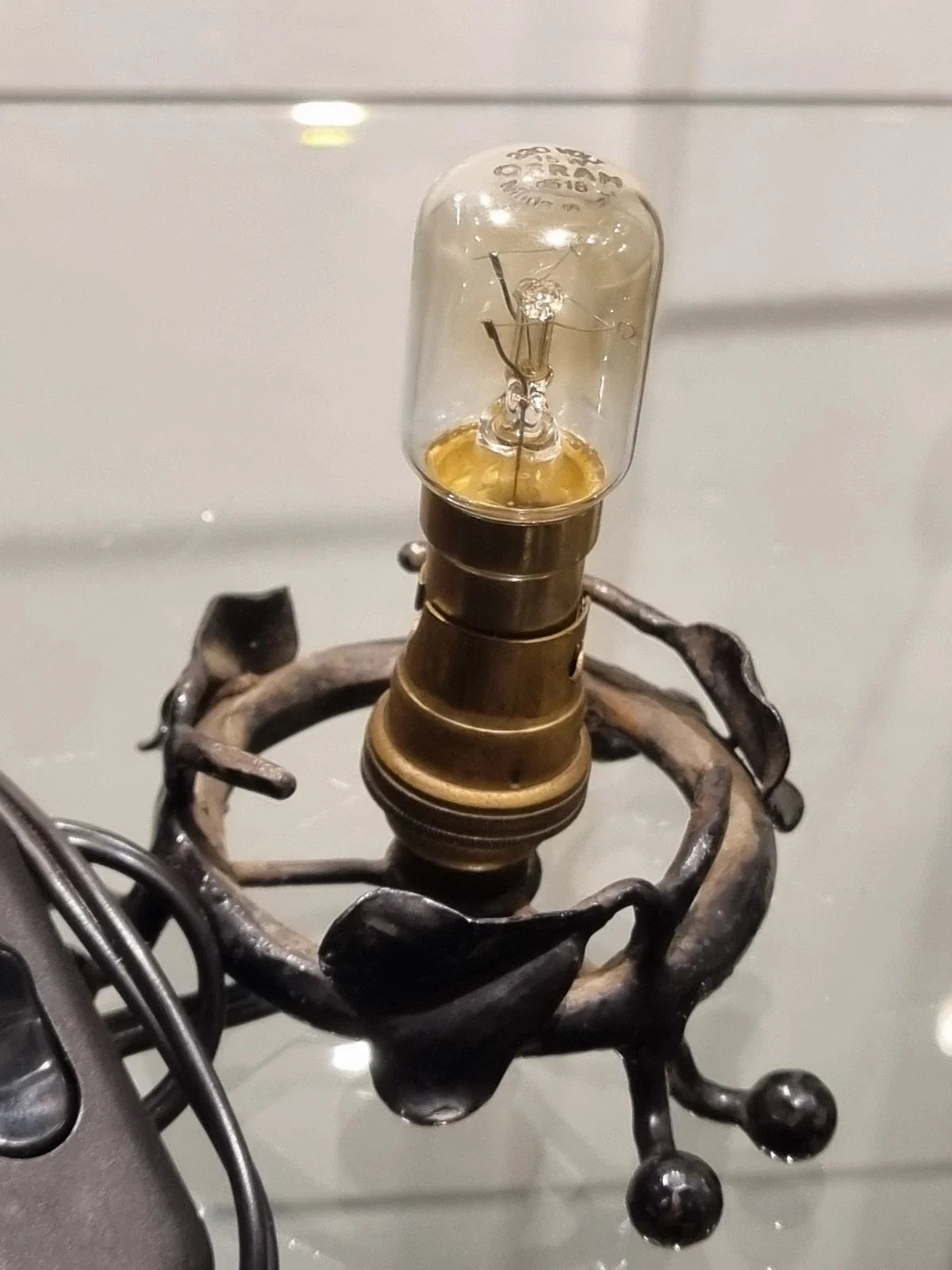 Lampe veilleuse en fer forgé et pâte de verre signé degué
