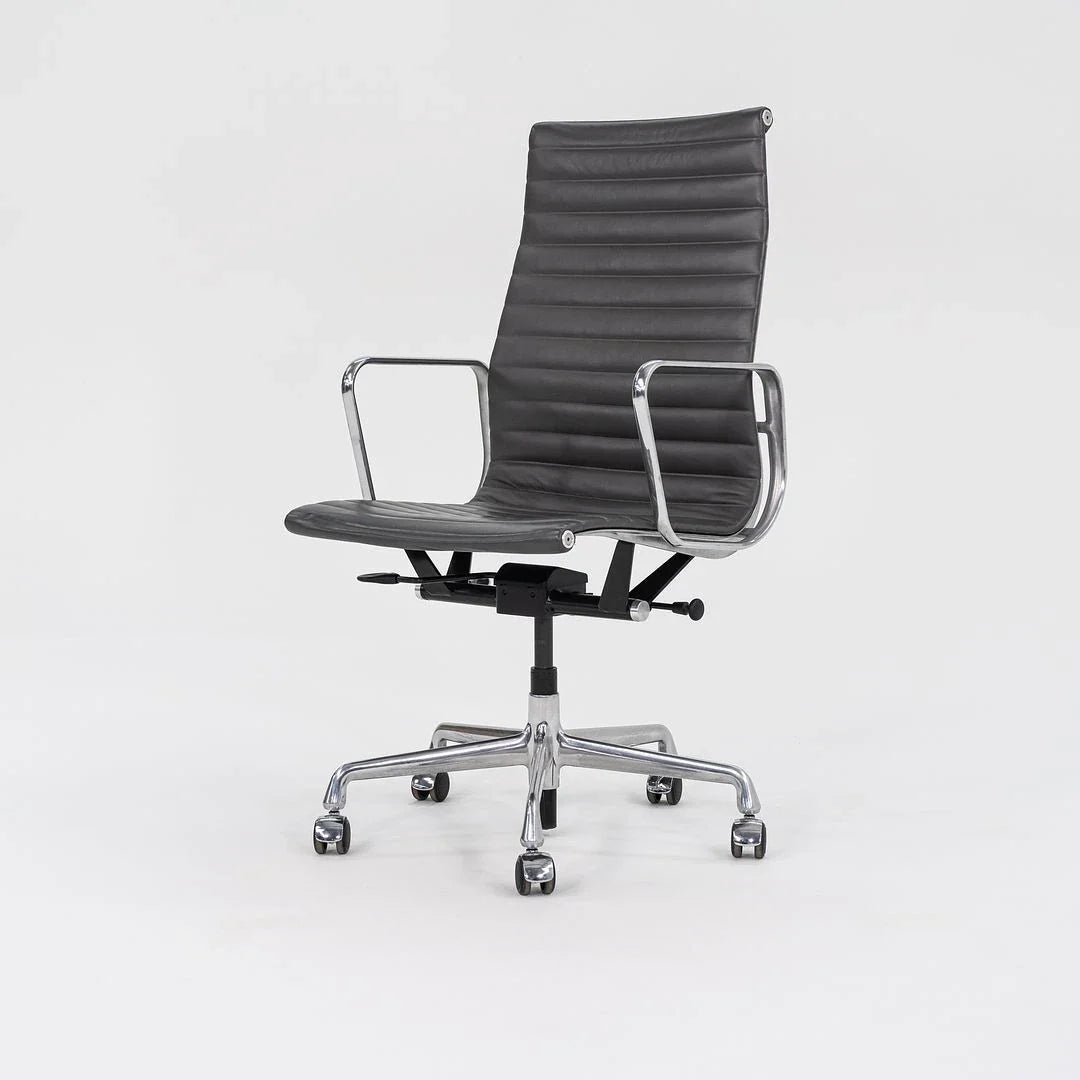 Chaise de bureau exécutive Herman Miller Eames Aluminum Group 2016 en gris