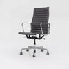 Chaise de bureau exécutive Herman Miller Eames Aluminum Group 2016 en gris