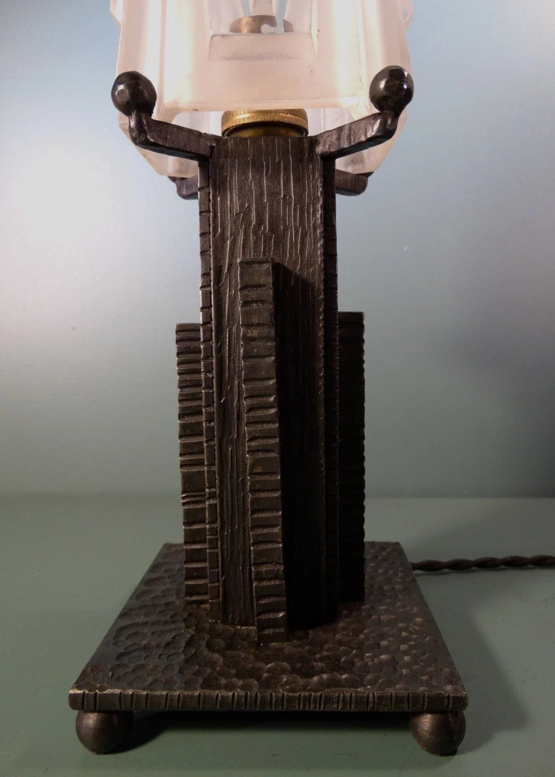Lampe art deco, skyscraper, building. Fer forgé, muller lunéville.