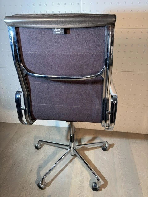 chaise Alu-Chair d'origine, modèle EA 219 Softpad, en cuir marron avec accoudoirs, Vitra.