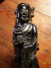 Statue ancienne en bakélite rouge cerise datant du début à milieu du XXe siècle