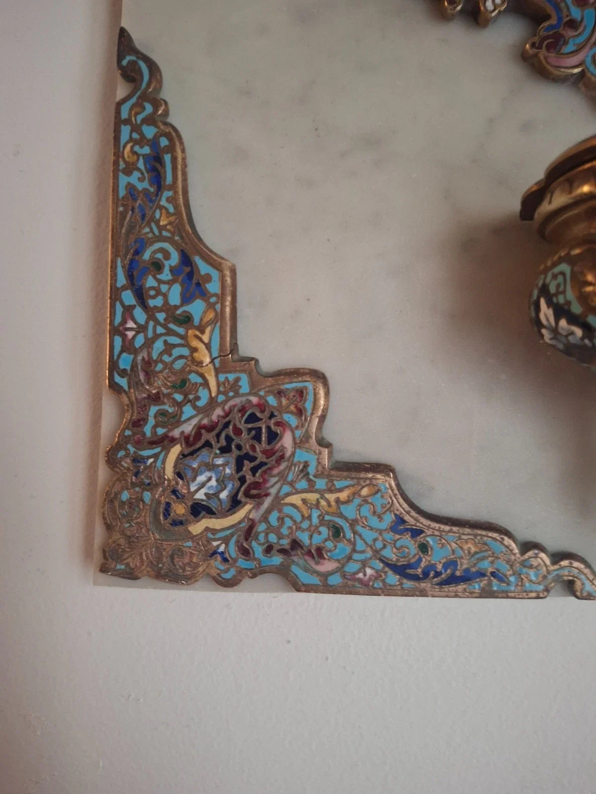 Bénitier mural XIXe siècle en marbre, bronze, doré et émaux cloisonnés
