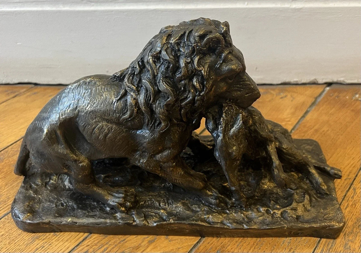 Bronze XIXe signé Fratin – Lion terrassant un sanglier – Sculpture animalière