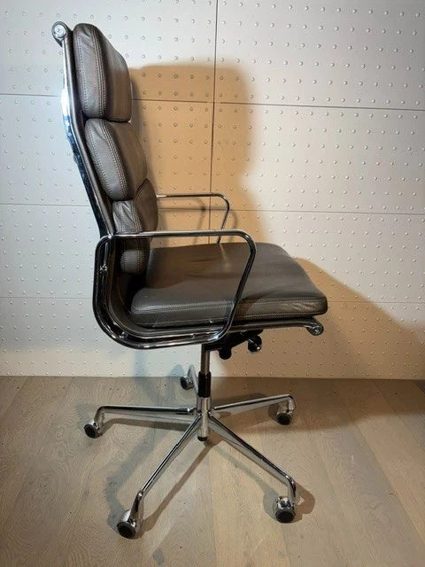 chaise Alu-Chair d'origine, modèle EA 219 Softpad, en cuir marron avec accoudoirs, Vitra.