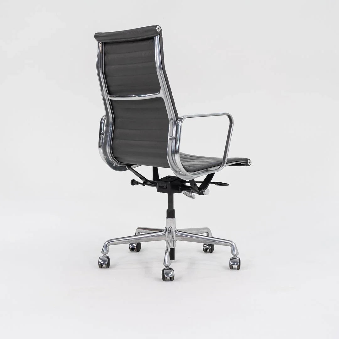 Chaise de bureau exécutive Herman Miller Eames Aluminum Group 2016 en gris
