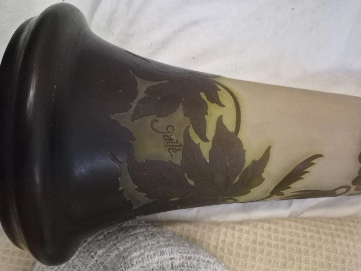 Vase en patte de verre signée gallé