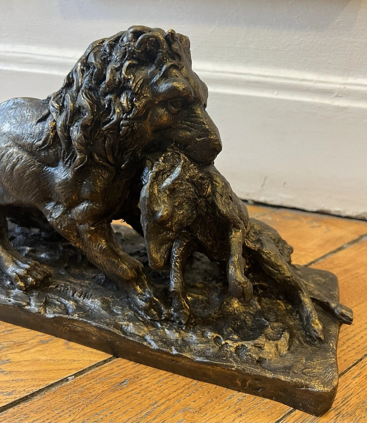 Bronze XIXe signé Fratin – Lion terrassant un sanglier – Sculpture animalière