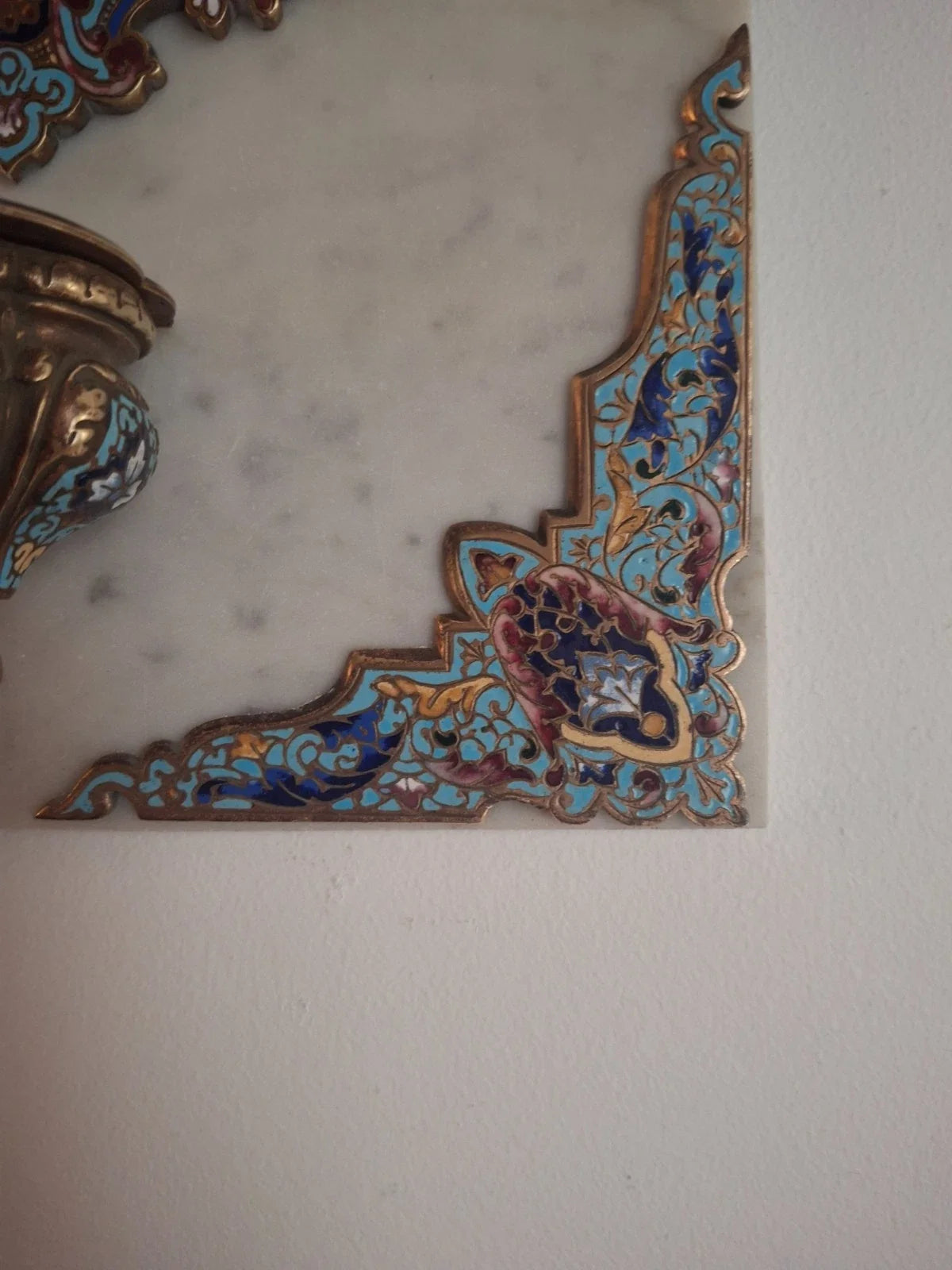 Bénitier mural XIXe siècle en marbre, bronze, doré et émaux cloisonnés
