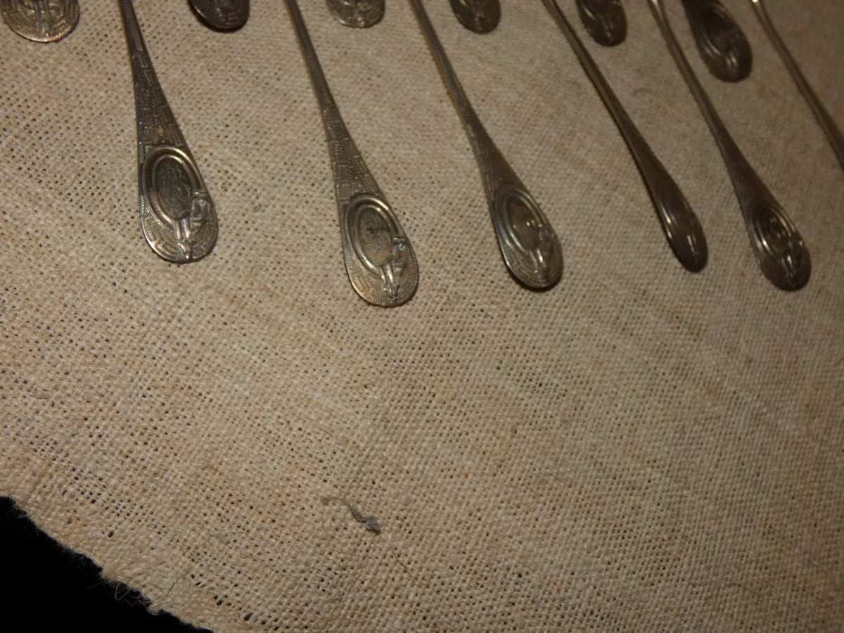 12 petites cuillères et pince à sucre anciennes en argent massif