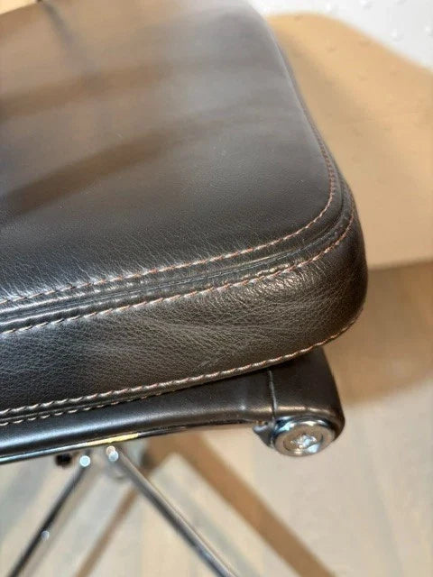 chaise Alu-Chair d'origine, modèle EA 219 Softpad, en cuir marron avec accoudoirs, Vitra.
