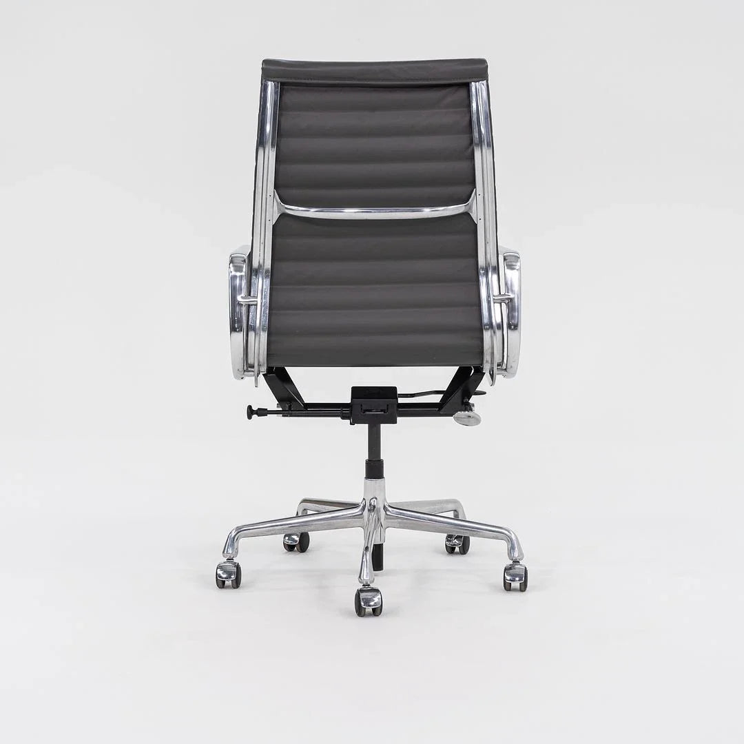 Chaise de bureau exécutive Herman Miller Eames Aluminum Group 2016 en gris