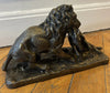Bronze XIXe signé Fratin – Lion terrassant un sanglier – Sculpture animalière
