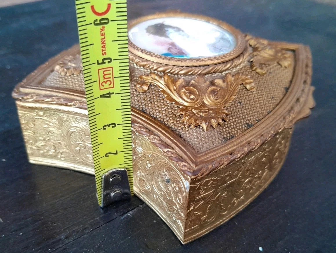 Ancienne boîte à bijoux capitonnée bronze ou laiton médaillon signé peinture