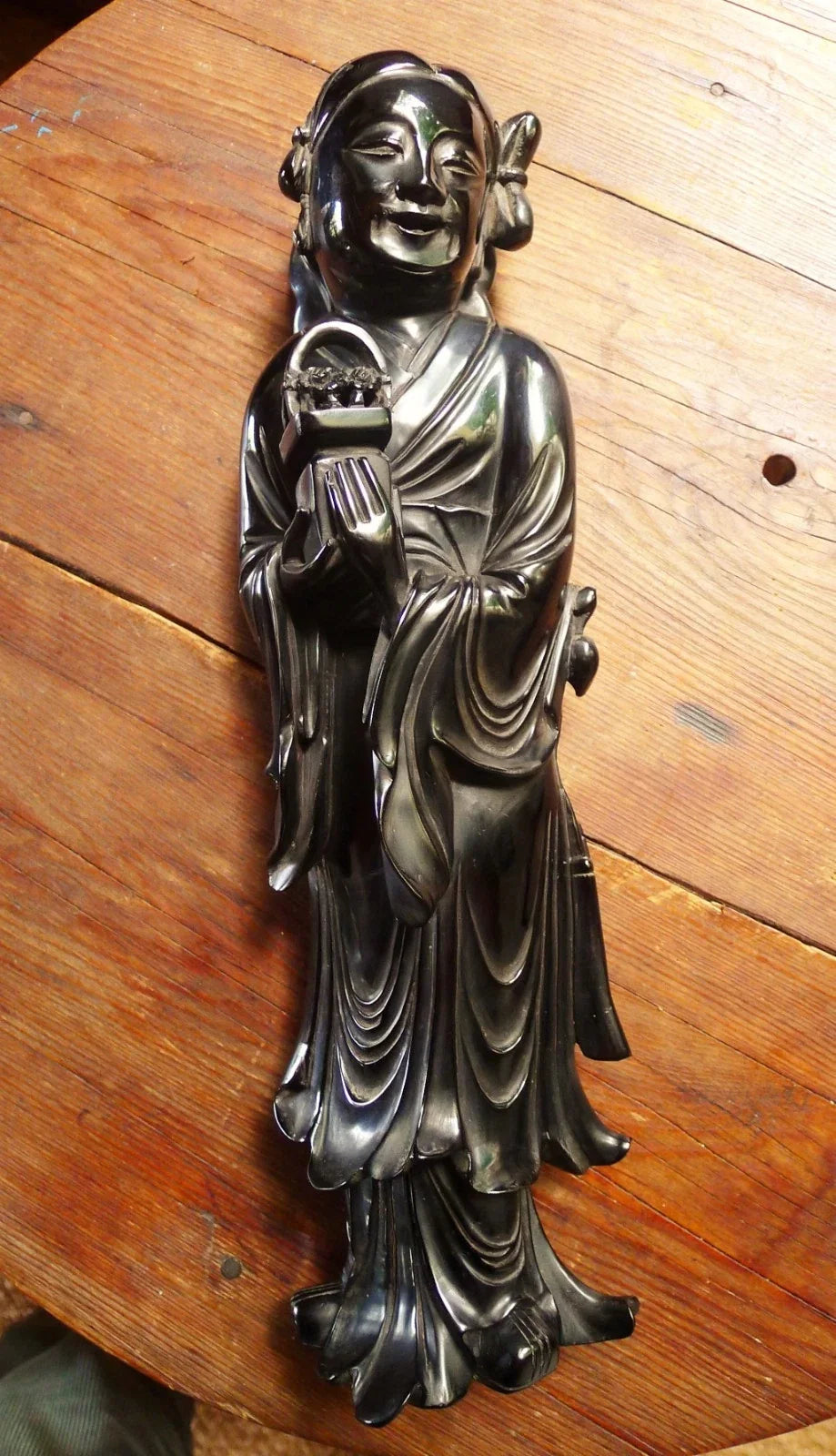 Statue ancienne en bakélite rouge cerise datant du début à milieu du XXe siècle