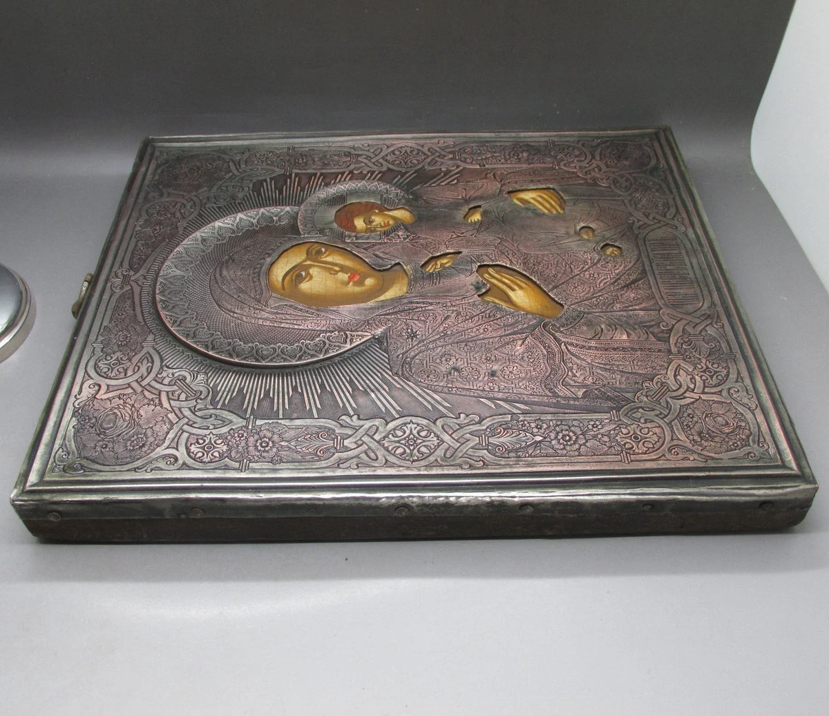 Icône ancienne de l'empire russe en argent massif et bois peint à la main, 28x24cm, circa 1880