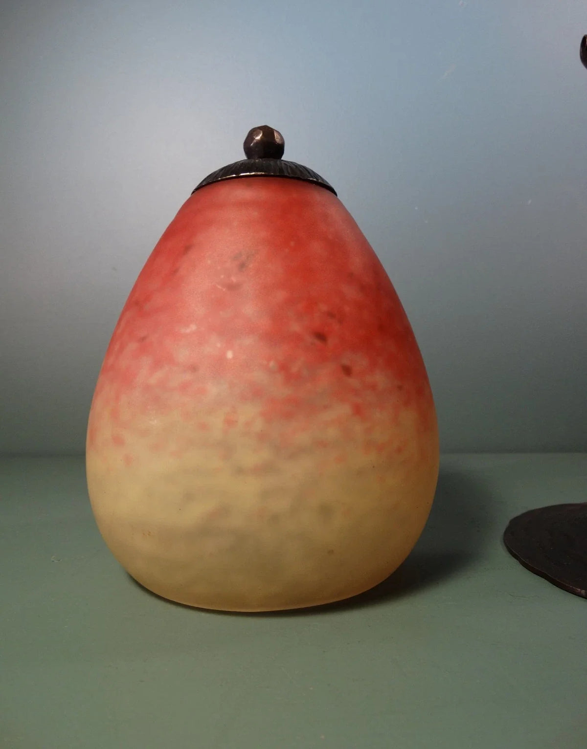 Lampe en fer forgé tulipe pâte de verre. Signé Schneider