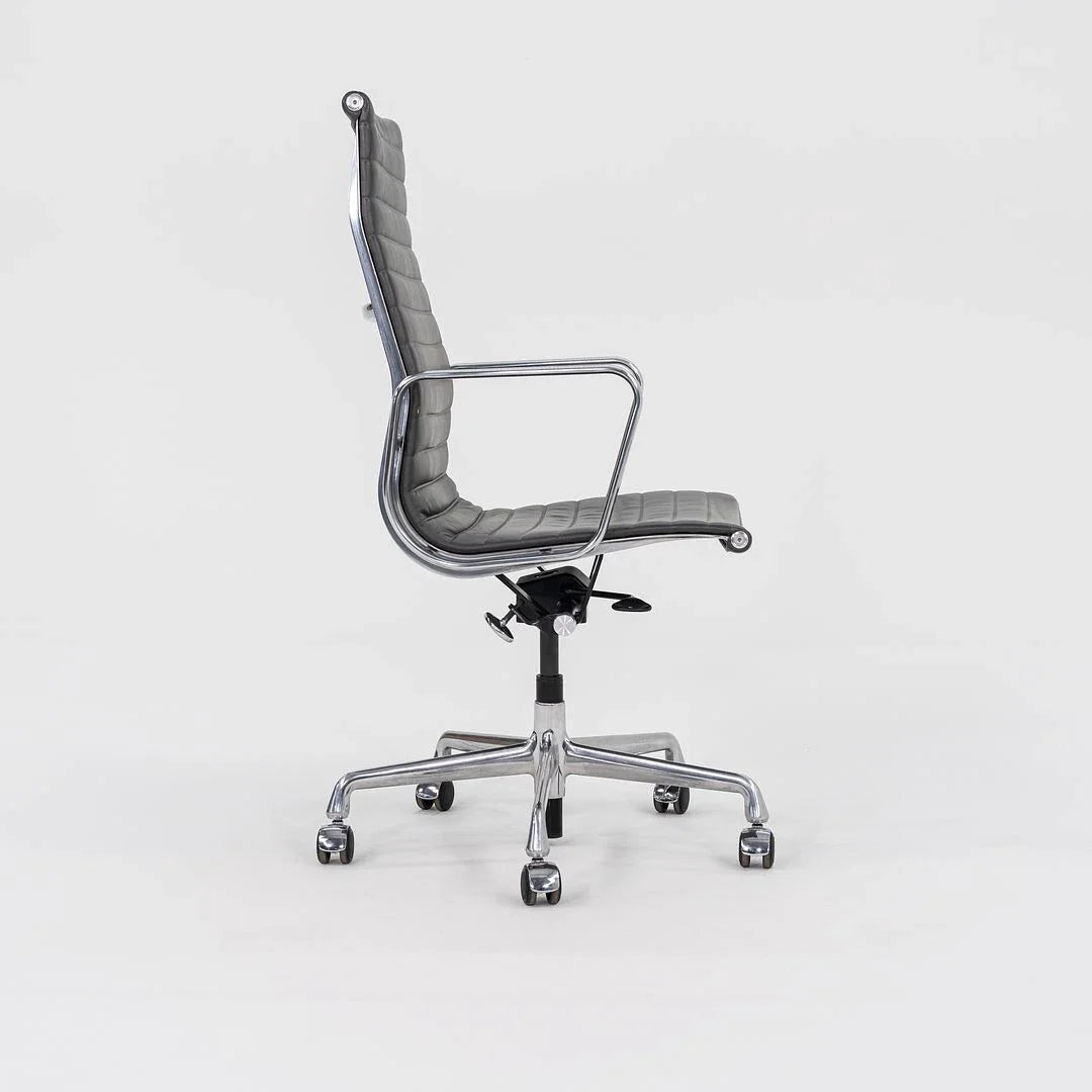 Chaise de bureau exécutive Herman Miller Eames Aluminum Group 2016 en gris