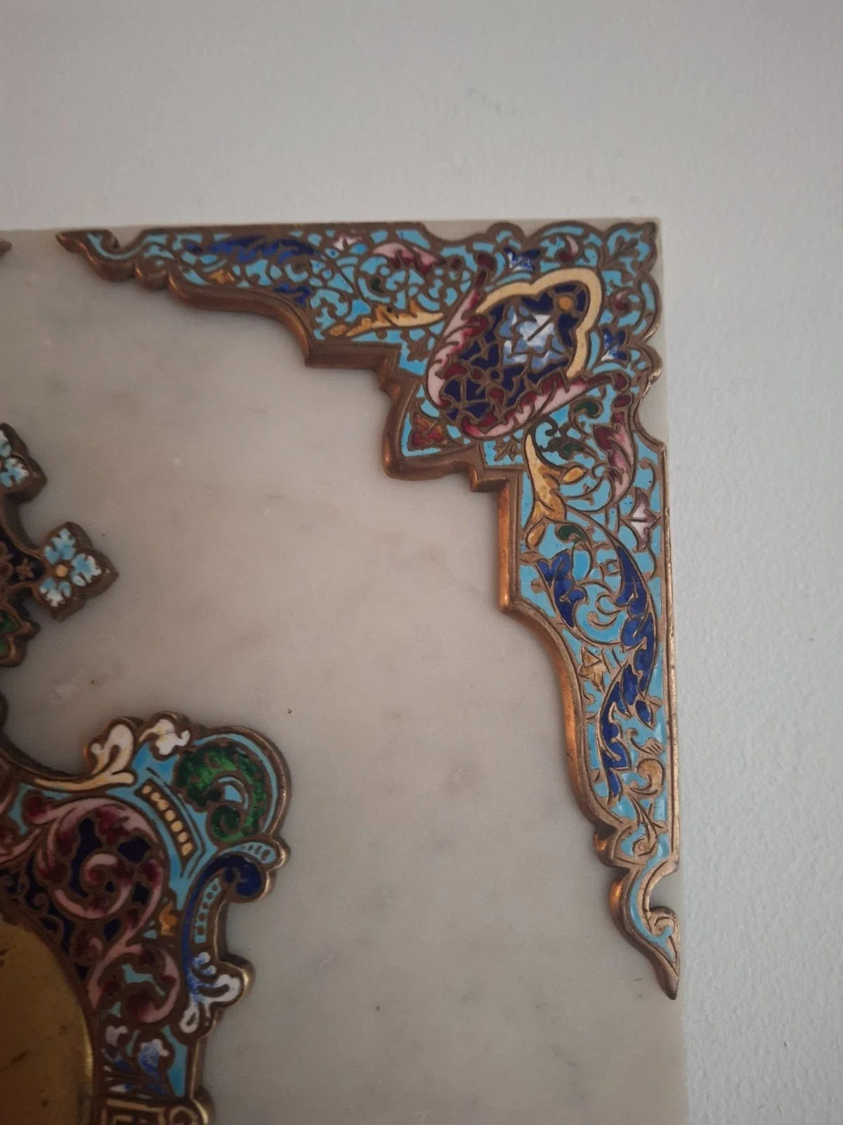Bénitier mural XIXe siècle en marbre, bronze, doré et émaux cloisonnés