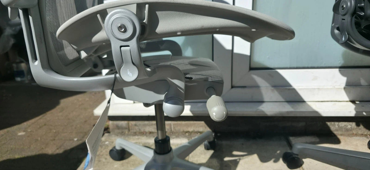 Herman Miller Aeron remasterisé taille C en parfait état gris minéral