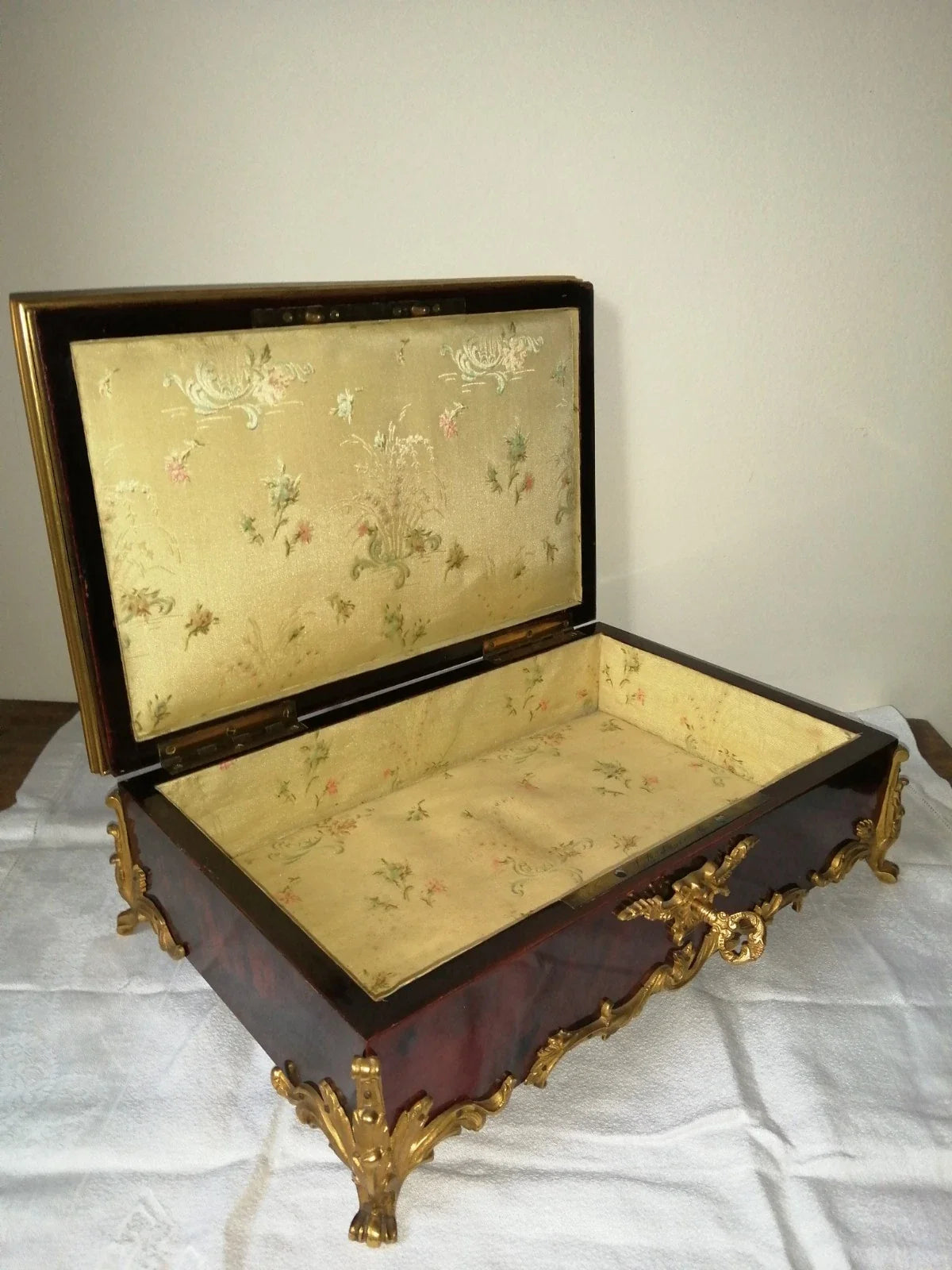 Coffret de table placage écailles style Louis XV Signé Rischmann Pau